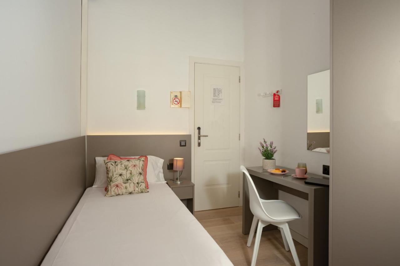 Antonios Hostal Sitges Exteriör bild